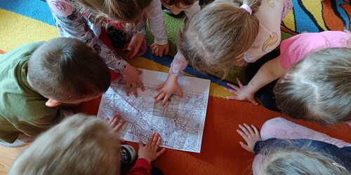 dzieci oglądają mapę Lublina