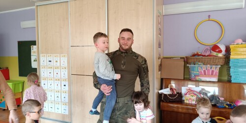 tata żołnierz z synkiem i córeczką