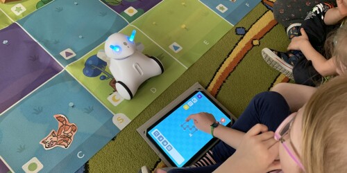 dziecko na tablecie projektuje trasę robota edukacyjnego