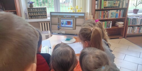Dzieci oglądają zdjęcia przyrody na ekranie komputera