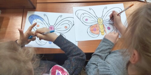 Dzieci kolorują motyle