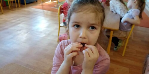 dziewczynka zjada czekoladę