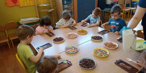 dzieci robią czekoladę