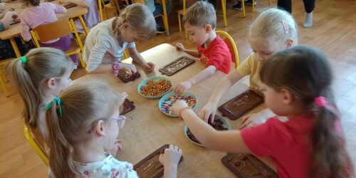dzieci robią czekoladę