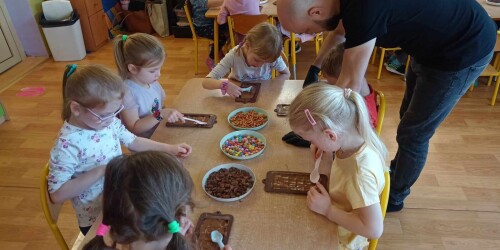 dzieci smarują czekoladę