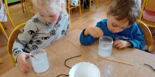 dzieci mieszają wodę z solą