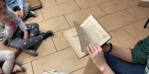 Bibliotekarka czyta dzieciom książkę