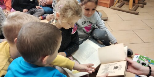 3. Dzieci oglądają wybrane książki
