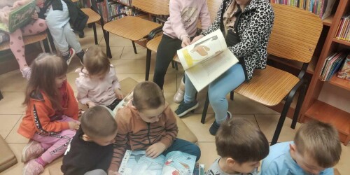 1. Dzieci oglądają wybrane książki