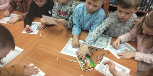 4. Dzieci projektują okładki do własnej książki