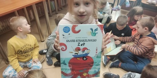 Dziewczynka prezentuje książkę 