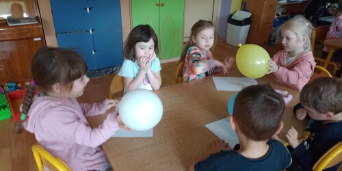 dzieci bawią się balonami