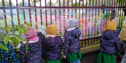 Zabawy badawczo- eksperymentalne  w ogrodzie przedszkolnym -,,Chrońmy Naturę’’ – wielkie malowanie