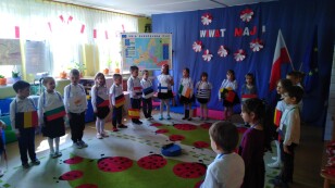 2. Dzieci z flagami krajów UE śpiewają piosenkę