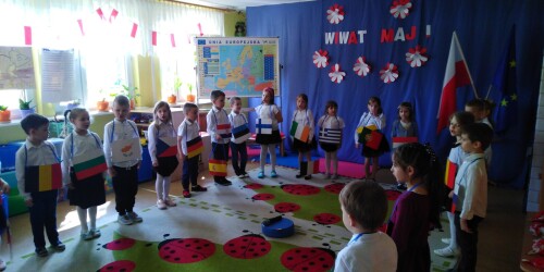 2. Dzieci z flagami krajów UE śpiewają piosenkę