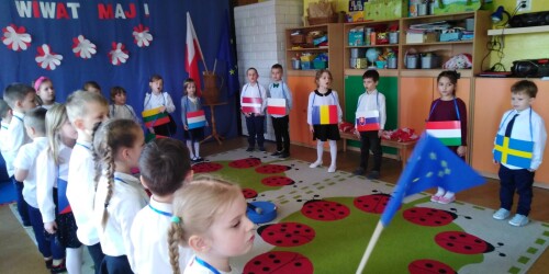 1. Dzieci z flagami krajów UE śpiewają piosenkę