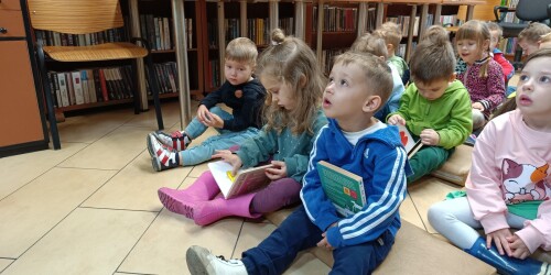 dzieci słuchają pani bibliotekarki