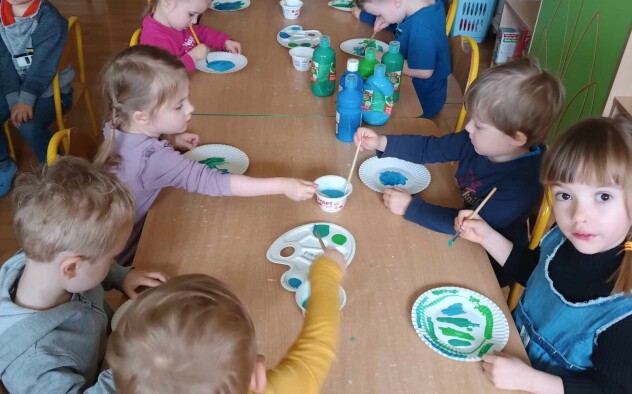dzieci malują farbami papierowe talerzyki