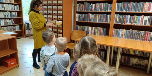 dzieci oglądają bibliotekę