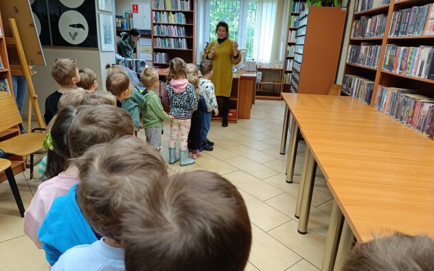 dzieci słuchają bibliotekarza