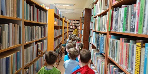 zwiedzanie korytarzy biblioteki